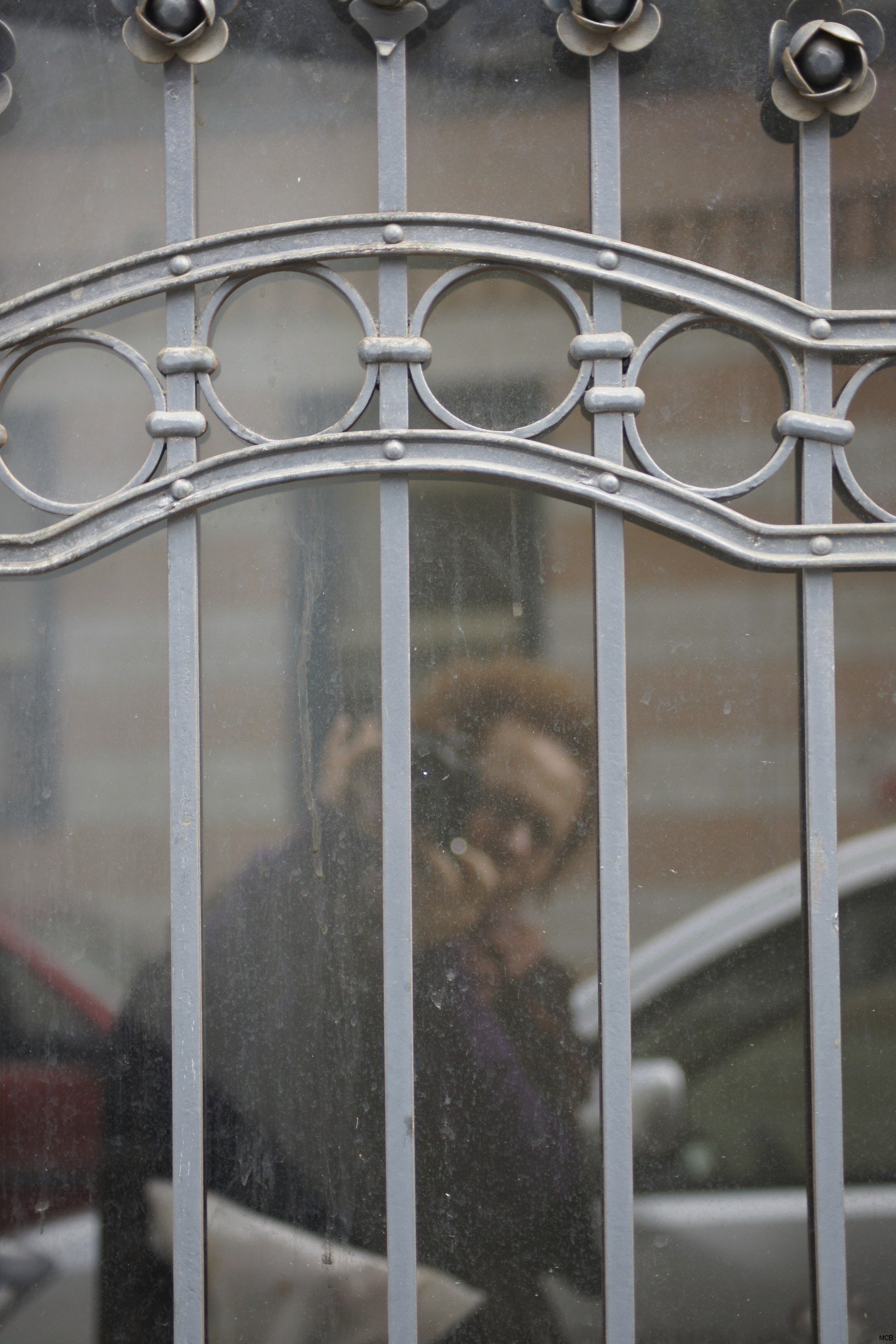 Autoportrait à la porte
