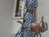 Femme au vélo, vitrine