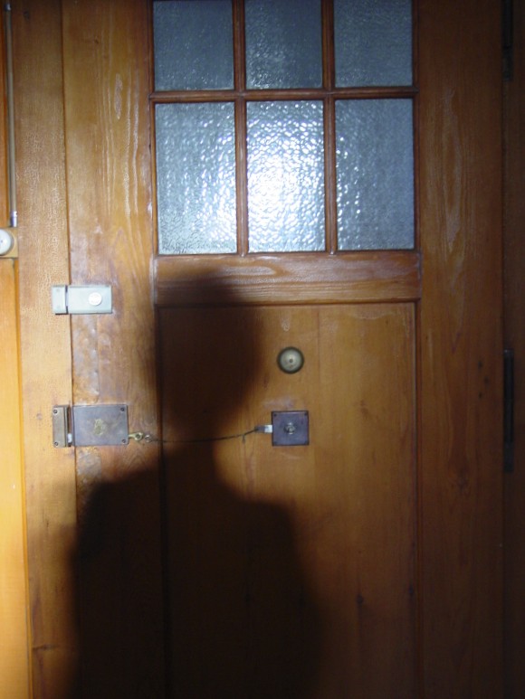 Autoportrait dans maison d'enfance