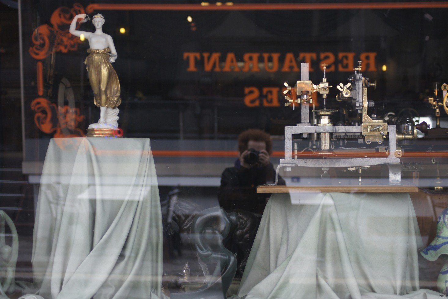 Autoportrait dans vitrine