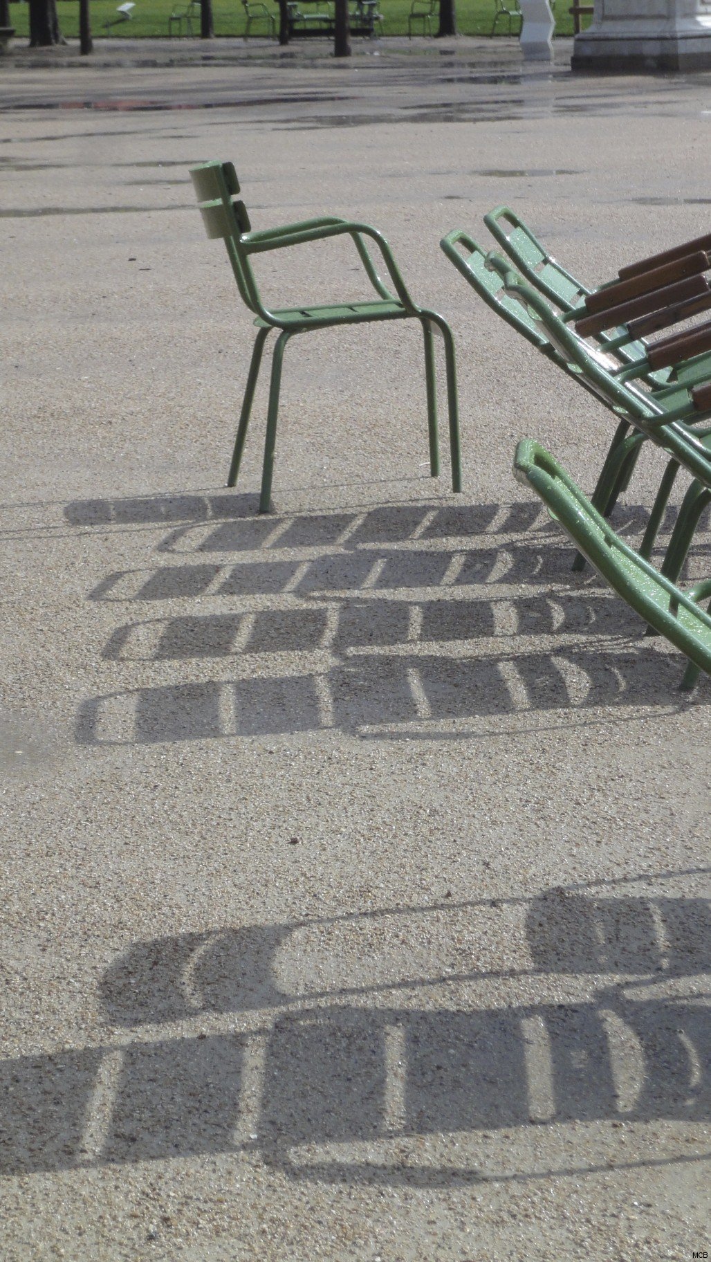 Chaises après la pluie